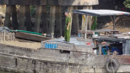 Bắt thuyền máy bơm hút cát lậu