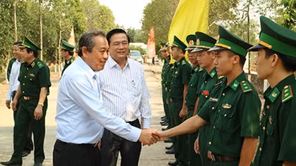 Phó Thủ tướng Trương Hòa Bình thăm và tặng quà Bộ đội Biên phòng tỉnh Long An
