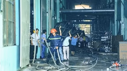Cháy lớn tại công ty gỗ, hàng trăm công nhân kịp thời thoát thân