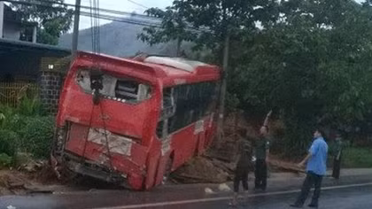 Ôtô khách liên tục gây tai nạn, 1 người chết, 3 người bị thương