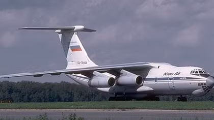 Nga điều máy bay chở cô bé bị cụt 2 chân về Moscow chữa trị