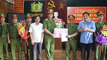 Trao thưởng vụ triệt phá đường dây ma túy, thu giữ 50 bánh heroin