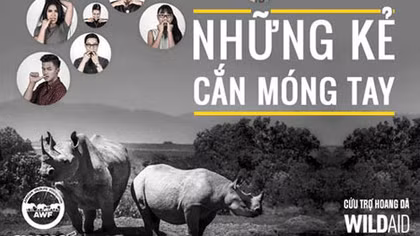 Nghệ sĩ Việt cắn móng tay để kêu gọi chống buôn bán sừng tê giác