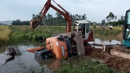 Lật máy xúc một thanh niên chết tại chỗ
