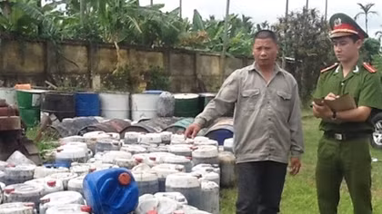 Hãi hùng phát hiện cơ sở tái chế dầu ăn tiêu thụ hàng ngàn lít ở Hà Nội