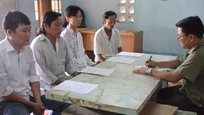 Ông chủ vựa phế liệu chế súng để bán