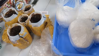 Cụ bà 76 tuổi xuất ngoại cùng 9 bánh heroin