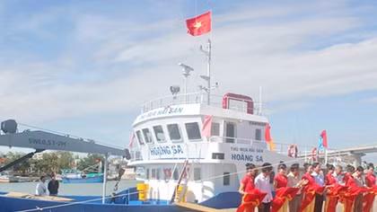 Ngư dân Ninh Thuận tiếp nhận tàu dịch vụ hậu cần nghề cá mang tên Hoàng Sa