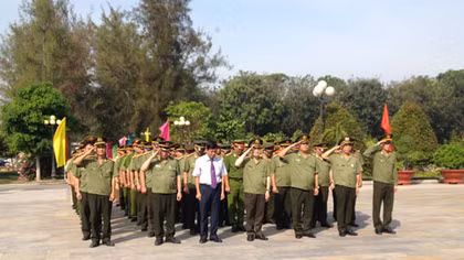 Thứ trưởng Bùi Quang Bền viếng nghĩa trang liệt sỹ CAND tại khu di tích An ninh TW cục miền Nam