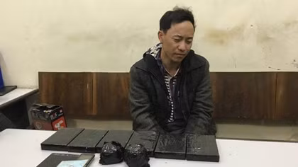 Bắt giữ đối tượng người Lào "vác" 6 bánh heroin qua biên giới