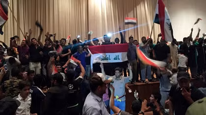 Người biểu tình tràn vào Nhà Quốc hội Iraq