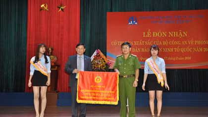  Trao cờ thi đua xuất sắc của Bộ Công an tặng trường Đại học Nội vụ Hà Nội 