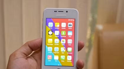 Mở hộp smartphone rẻ nhất thế giới giá 3,6 USD