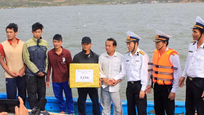 Tàu cá Khánh Hòa và 5 ngư dân gặp nạn ở ngư trường Hoàng Sa đã vào bờ an toàn