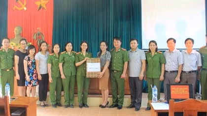 Học viện CSND tặng quà cô giáo hơn 10 năm chống chọi với HIV