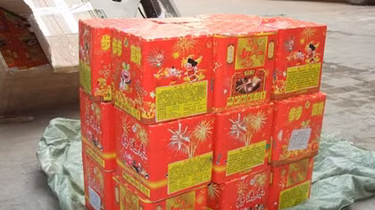 Kiểm tra taxi vi phạm luật giao thông, phát hiện 8kg pháo nổ