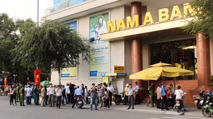 Đưa quan tài đến trước ngân hàng gây náo loạn