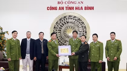 Thăm hỏi, tặng quà các gia đình liệt sỹ Công an tỉnh Hòa Bình