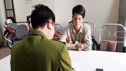 Vận động đối tượng truy nã ra đầu thú