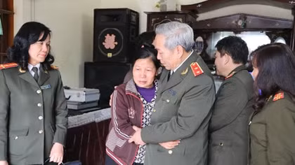 Thăm hỏi, động viên thân nhân các đồng chí hi sinh trong khi làm nhiệm vụ