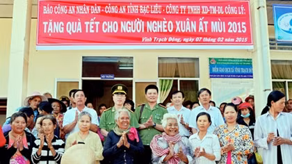 Rộn rã sắc xuân dưới trụ tua bin gió