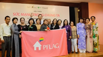Nỗi hoảng loạn của bà mẹ có con trai độc nhất là gay