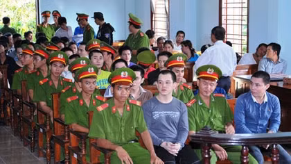 Xử 52 bị cáo trong vụ truy sát chủ quán karaoke