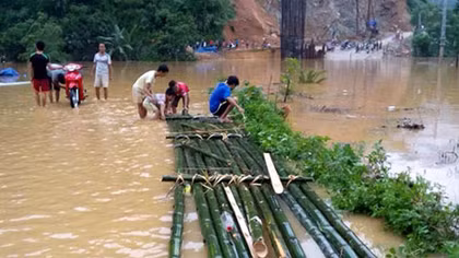 Công an Thanh Hóa giúp dân khắc phục hậu quả mưa lũ