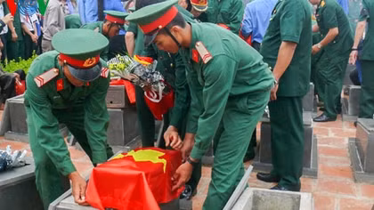 Truy điệu, an táng hài cốt liệt sỹ quân tình nguyện và chuyên gia Việt Nam