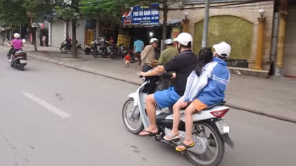 Trước giờ 'G' cao điểm xử lý hành vi không đội mũ bảo hiểm cho trẻ: Vi phạm vẫn phổ biến
