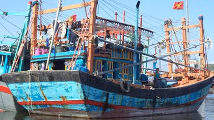 Cứu nhiều tàu cá hỏng máy trên biển