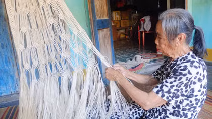 Những phụ nữ đan ‘võng trị phong’ giữa biển khơi