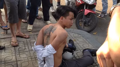 Quần chúng bắt hai đối tượng trong băng nhóm dàn cảnh
