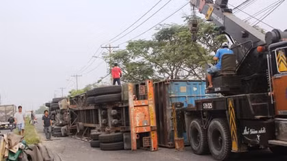 Container nổ lốp lật trong KCN Tân Bình