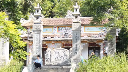 Đi hái nhãn, phát hiện xác chết trong đình làng