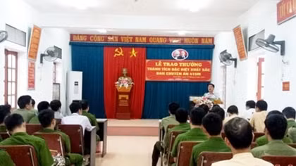 Trao thưởng Ban chuyên án khám phá vụ vận chuyển trái phép 25 bánh cần sa