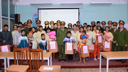 Học viện CSND trao quà Tết cho bệnh nhân nghèo