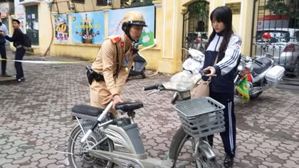 Ngày đầu xử phạt, nhiều học sinh vẫn không đội MBH