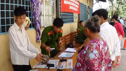 Công an trẻ xuống vùng sâu cấp CMND cho dân