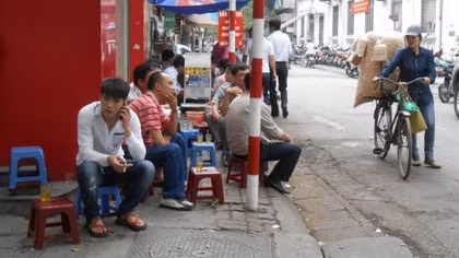 Vận động quán nước vỉa hè không bán thuốc lá lậu
