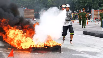 Xem lính chữa cháy đua tài