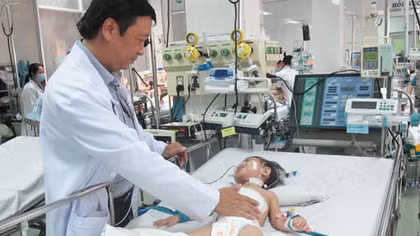 Bóc khối u gan máu "khổng lồ" cho bé gái 2 tuổi