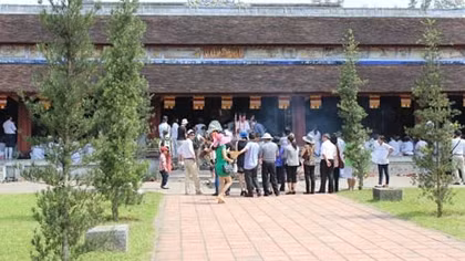 Miễn vé tham quan, du khách nườm nượp đến Huế du Xuân đầu năm