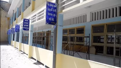 Đầu tư hàng chục tỷ đồng xây dựng, trường xuống cấp nặng sau vài học kỳ