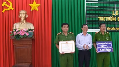 Khen thưởng Công an phá ‘đường dây hơn 3.000 chai rượu ngoại’