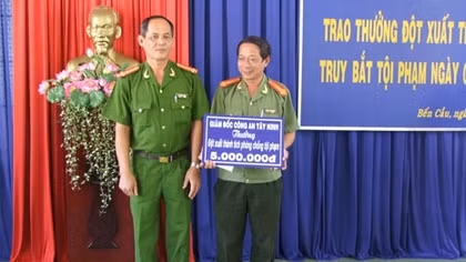 Thưởng nóng tập thể bắt 1kg ma túy vùng giáp biên