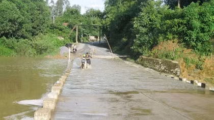 Đi xe máy qua đập trũng, bị mưa lũ cuốn trôi