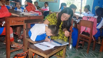 Cô giáo của cậu bé viết bằng chân