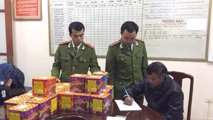 Vận chuyển 24 hộp pháo nổ mang về Hà Nội tiêu thụ