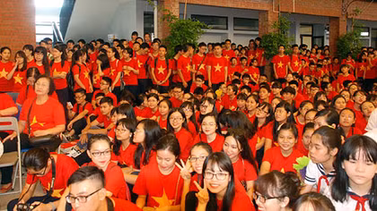 Ngập tràn sắc đỏ trong ngày khai giảng 